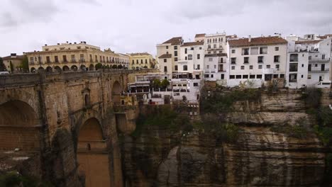 Weitwinkelblick-über-Puente-Nuevo-Und-Die-Schlucht-El-Tajo-Sowie-Weiße-Gebäude-Von-Ronda,-Andalusien,-Spanien