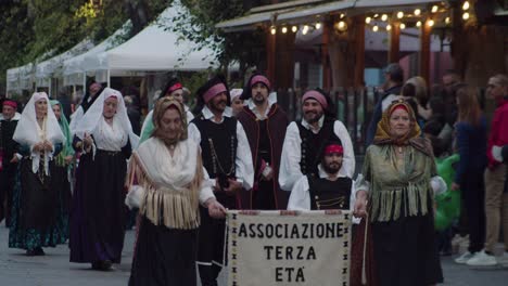 Frauen-In-Zeitlupe-Mit-Traditionellen-Kleidern-Bei-Einer-Parade-In-Sant&#39;Antioco