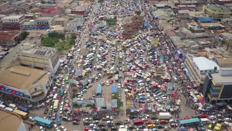 Menschenmenge-Und-Autos-Auf-Dem-Zentralmarkt-Von-Accra-_6