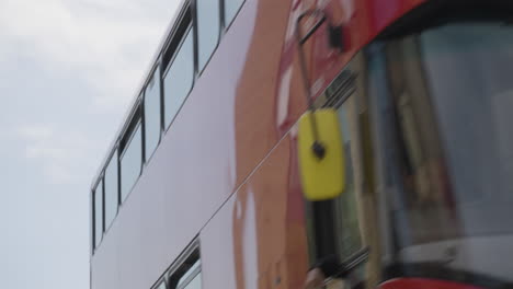 Roter-Doppeldeckerbus-Nr.-406-Fährt-Nach-Kingston,-Handheld-Ansicht