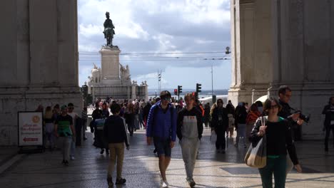 Menschen-Und-Touristen,-Die-Am-Bogen-Entlanggehen,-Ria-Augusta-Straße,-Lissabon