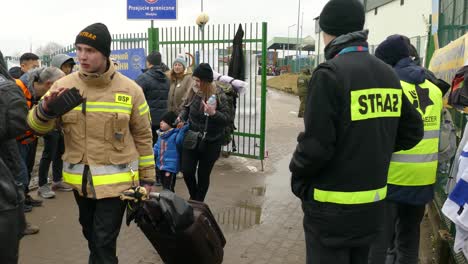 Refugiados-Que-Llegan-Al-Campamento-Base-Del-Cruce-Fronterizo-Entre-Ucrania-Y-Polonia-En-Medyka,-Polonia