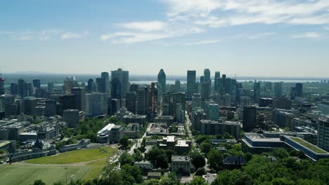 4k-Filmische-Urbane-Drohnenaufnahmen-Einer-Luftaufnahme-Von-Gebäuden-Und-Wolkenkratzern-Mitten-In-Der-Innenstadt-Von-Montreal,-Quebec-An-Einem-Sonnigen-Tag