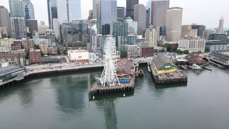 A-drone-fly-by-shot-of-The-Great-ferris-Wheel-in-Seattle-downtown,-Washington,-United-states-of-America
