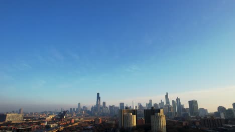 Luftdrohne-Der-Skyline-Der-Stadt-Chicago,-Morgensonne-Und-Blauer-Himmel