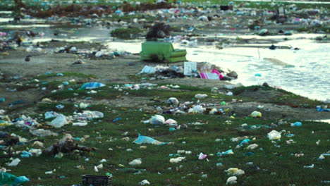 Schmutzige-Umgebung-Und-Ein-Bach-Voller-Müll-In-Son-Hai,-Vietnam