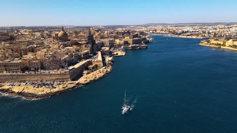 Segeln-In-Valletta,-Malta---4K-Drohnenaufnahme