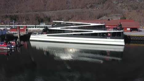 Elektrischer-Passagierkatamaran-Mit-Einzigartigem,-Modernen-Design,-Inspiriert-Von-Den-Norwegischen-Bergen-–-Nahaufnahme-Des-Sonnenaufgangs-Eines-Bootes-Mit-Dem-Namen-„Future-Of-The-Fjords“-Am-Hafen-Von-Flam