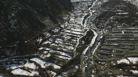 Drohne-Fliegt-über-Schneebedeckte-Terrassen-Im-Hunza-Tal