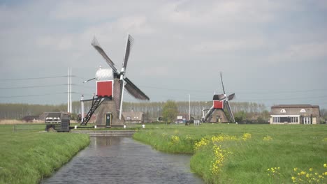Windmühlen-In-Leidenerdorp,-Leiden,-Niederlande,-Die-Wasser-Aus-Tief-Liegenden-Poldern-Pumpen