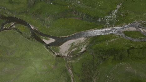 Der-Fluss-Ktsia-Zwischen-Den-Grünen-Hügeln-Der-Bergkette-Im-Verwalteten-Reservat-Ktsia-Tabatskuri