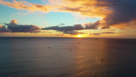Beautiful-Paradise-Ocean-Sunset-By-Waikiki-Beach-In-Honolulu,-Hawaii