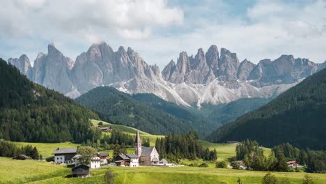 Zeitraffer-Der-Weltberühmten-Dolomitenlandschaft-Vom-Val-De-Funes-In-Den-Italienischen-Alpen-Aus-Gesehen