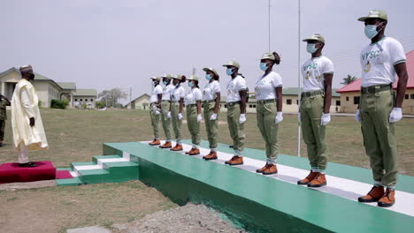 Bewachen-Sie-Patrouillenjugendliche-Im-Orientierungslager-Des-National-Youth-Service-Corps,-Salutieren-Sie-Und-Berichten-Sie
