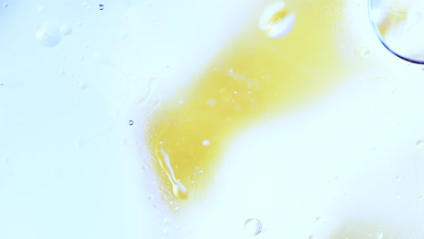 Echte-Abstrakte-Bunte-öltropfen-In-Der-Wasserrotation-Mit-Farbverlaufsmischhintergrund