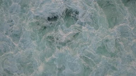 Eine-Mächtige-Welle-Bricht-Mit-Viel-Weißem-Schaum-Im-Wasser