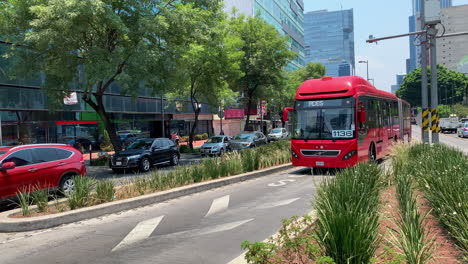 Metrobús-Rojo-Articulado-De-La-Ciudad-De-México-Acercándose-Al-Carril-Bus-En-La-Ciudad-De-México-Y-Deteniéndose