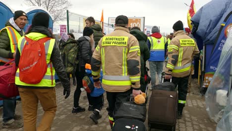 Polnische-Freiwillige-Helfen-Flüchtlingen-Aus-Der-Ukraine-Mit-Humanitärer-Hilfe