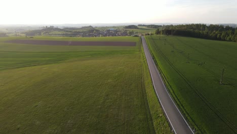 Drohnenansicht-Der-Straße-Und-Des-Feldes-In-Der-Nähe-Des-Dorfes