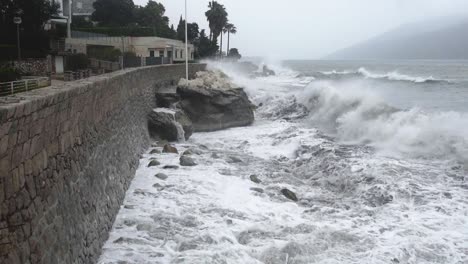 strong-waves-crash-against-the-breakwater-on-the-coast-of-the-city