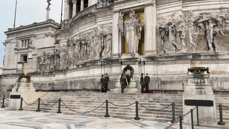Ceremonial-changing-of-the-guard-at-the-Vittorio-Emanuele-II-Monument
