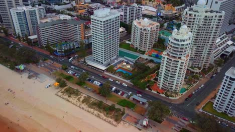 Coastal-Road-Traffic-And-Tourists-On-Sandy-Shore-At-Gold-Coast-City-In-Queensland,-Australia