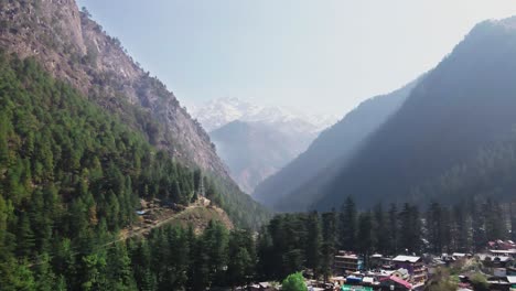 El-Vuelo-De-Drones-En-El-Valle-De-Himachal-Pradesh-En-Las-Montañas-Del-Himalaya-Naturales-No-Contaminadas-E-Inexploradas-Revela-Un-Paisaje-Impresionante