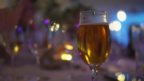 Zeitlupenaufnahmen-Eines-Bieres-An-Einem-Tisch-Bei-Einer-Hochzeit-In-Deutschland