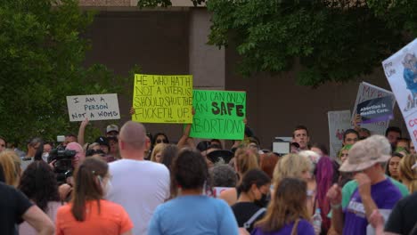 Carteles-Sostenidos-Por-Manifestantes-En-Phoenix,-Arizona,-Protestando-Contra-La-Corte-Suprema-Sobre-El-Derecho-Al-Aborto