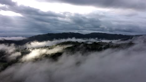 Nubes-Dramáticas-Y-Niebla-Rodando-Sobre-Las-Colinas-Costarricenses,-En-La-Provincia-De-Guanacaste