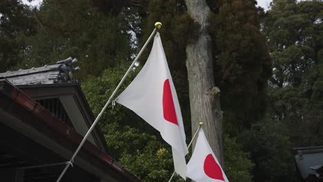 Dos-Banderas-Japonesas-Ondeando-En-Cámara-Lenta-En-El-Templo-4k
