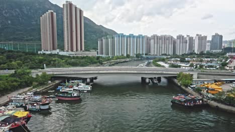 Hong-Kong-MTR-Stadtbahn,-Die-über-Die-Brücke-über-Den-Fluss-Tuen-Mun-Fährt