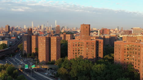 Klarer-Goldener-Stundenaufstieg-Aus-Der-Luft-über-Einem-öffentlichen-Wohnungsbauprojekt-In-Harlem,-New-York,-Der-In-Der-Ferne-Midtown-Manhattan-Freigibt