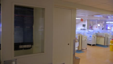 Las-Enfermeras-Atienden-A-Los-Recién-Nacidos-En-La-Sala-De-Obstetricia-Y-Ginecología-Del-Hospital-Africano