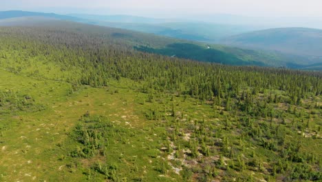 4K-Drohnenvideo-Vom-Wickersham-Dome-Trail-In-Den-White-Mountains-Von-Alaska-An-Einem-Sonnigen-Sommertag