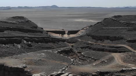 Luftdrohnen-Panoramablick-Auf-Die-Hufeisenförmige-Geologische-Formation-Gara-Medouar-Aufgrund-Eines-Meteoritenkraters-In-Der-Wüste-Marokkos,-Afrika