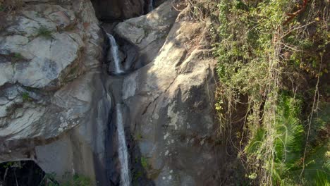 Steiler-Felsiger-Berg-Im-Tropischen-Wald-Mit-Kaskade---Cascada-De-Yelapa-In-Jalisco,-Mexiko