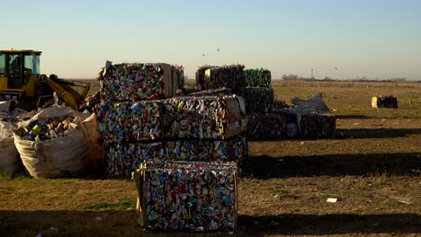 Ein-Bulldozer-Fährt-An-Verdichtetem-Abfall-Vorbei-Zu-Einer-Mülldeponie-In-Einer-Abfallverarbeitungsanlage