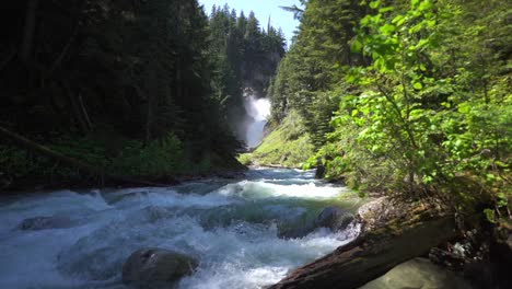 Entfernung-Wasserfall-Fließendes-Wasser-über-Felsen,-Wodurch-Schnell-Fließende-Stromschnellen-Entstehen