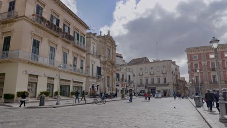Plaza-De-La-Ciudad-De-Piazza-Sant-Oronzo-En-Lecce,-Italia-En-Registro