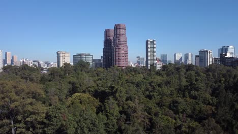 Vista-Ascendente-Del-área-De-Chapultepec-En-La-Ciudad-De-México