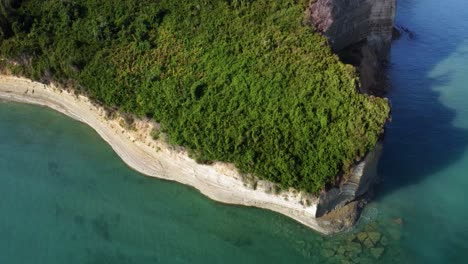 Luftaufnahme-Der-Küste-Der-Insel-Korfu-Mit-Natürlichem,-Malerischem-Wald-Und-Felsiger-Klippenformation-Mit-Meereslandschaft