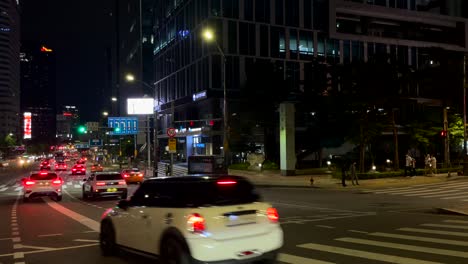 Weitwinkelaufnahme,-Die-Den-Verkehr-Auf-Einer-Stark-Befahrenen-Straße-In-Der-Innenstadt-Von-Seoul-Bei-Nacht,-Südkorea,-Zeigt