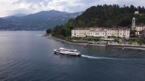 Ferry-departs-popular-Bellagio-on-Lake-Como