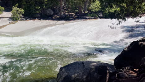 Eine-Ruhige-Wasserecke-Ergießt-Sich-Zu-Einem-Langen,-Flachen-Wasserfall-Im-Yosemite-Nationalpark