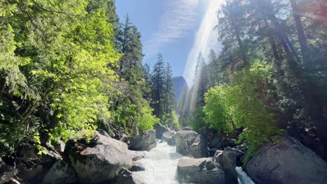 Una-Hermosa-Escena-De-Un-Pequeño-Río-En-Un-Sendero-En-El-Parque-Nacional-De-Yosemite