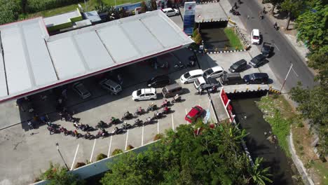 Yogyakarta,-Indonesia---Sep-3,-2022-:-Aerial-View-of-vehicles-Queue-refueling-at-gas-station-ahead-of-rising-fuel-prices