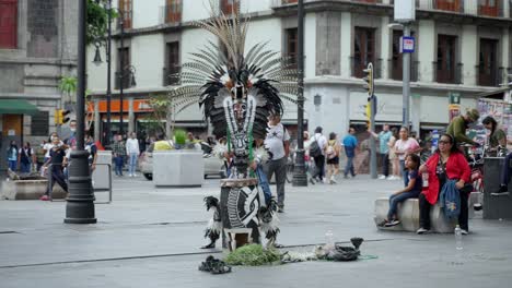 Bailarín-Mexicano-Masculino-Tocando-El-Tambor-En-Los-Concheros-En-La-Ciudad-De-México