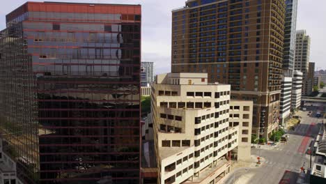 Luftaufnahme-Vor-Bürogebäuden-In-Der-Sonnigen-Stadt-Austin,-USA---Aufsteigend,-Drohnenaufnahme