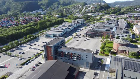 Asane-Einkaufszentrum-Arken-Und-Umgebung-In-Der-Nähe-Der-Autobahn-E39,-Die-Nach-Bergen-Norwegen-Führt-–-Sonniger-Tag,-Luftaufnahme-Mit-üppiger-Bergkulisse